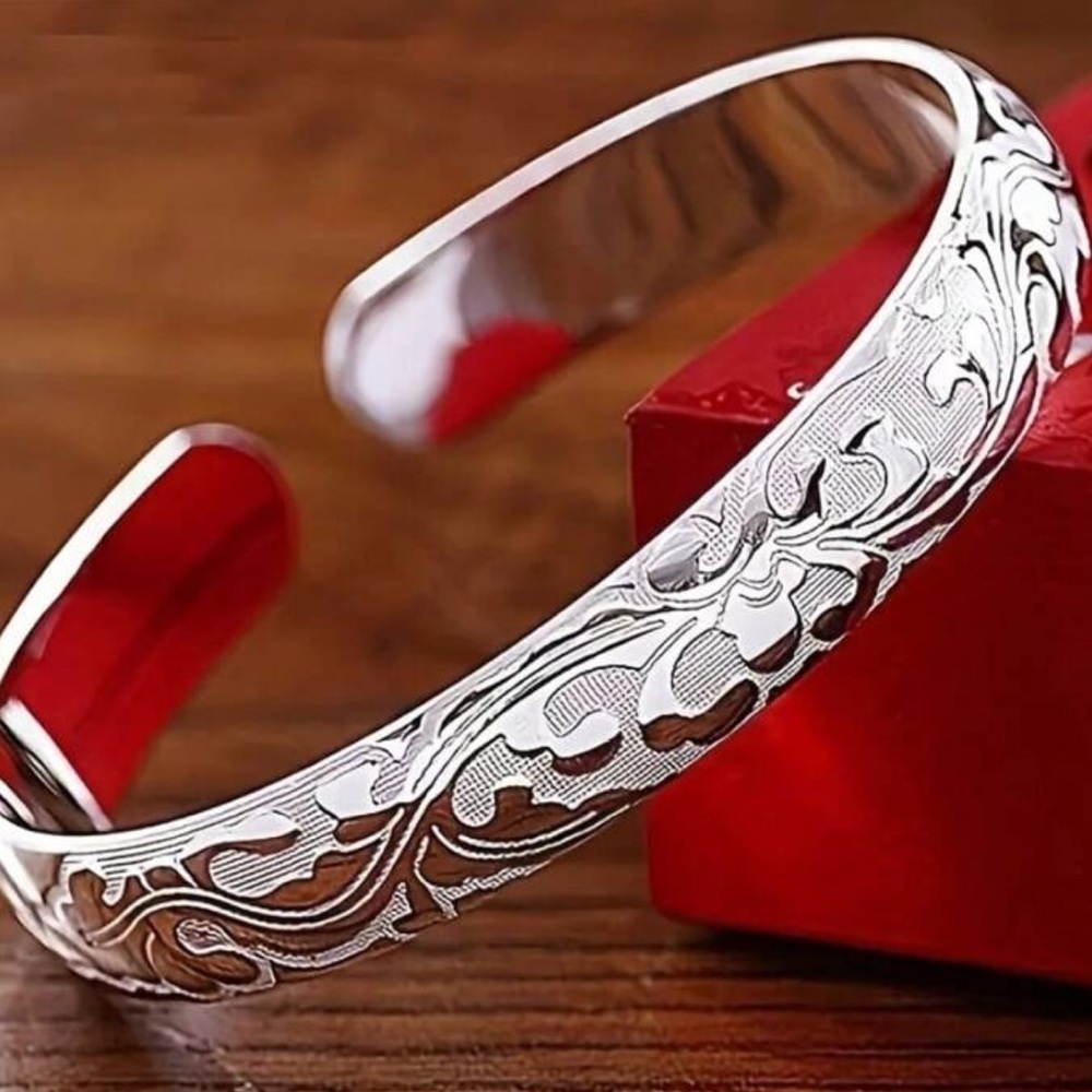 Silver Floral Cuff Bracelet – Adjustable Vintage-Inspired Design